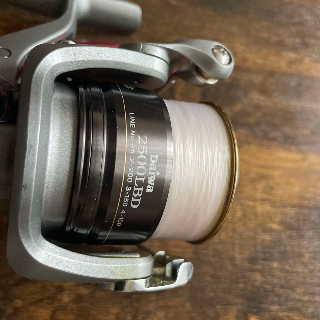 ダイワ 2500LBDスピニングリール シルバー/レッド